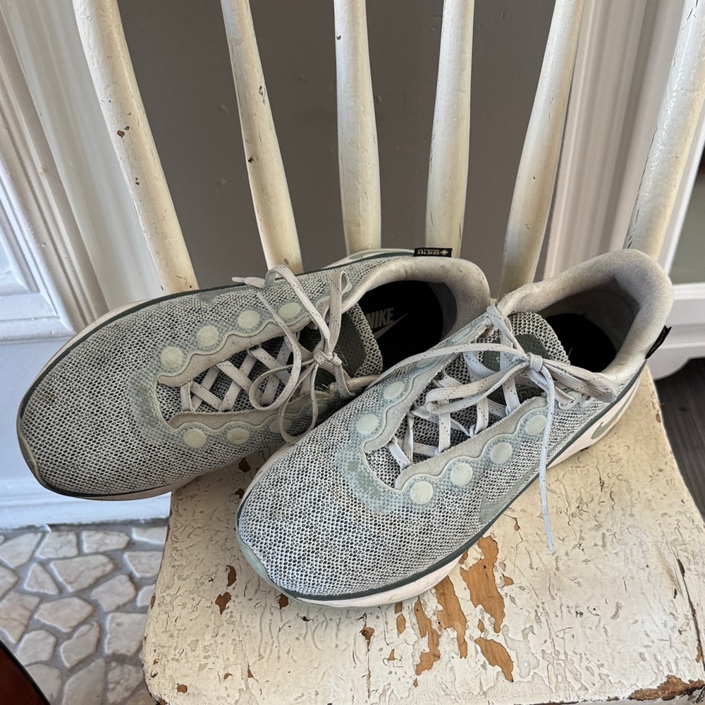Nike Women's Gray Athletic Shoes